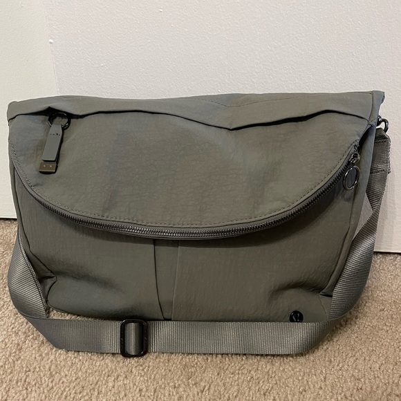 Lululemon All Night Festival Bag Vol 10L (Large) in Green - Picture 4 of 13